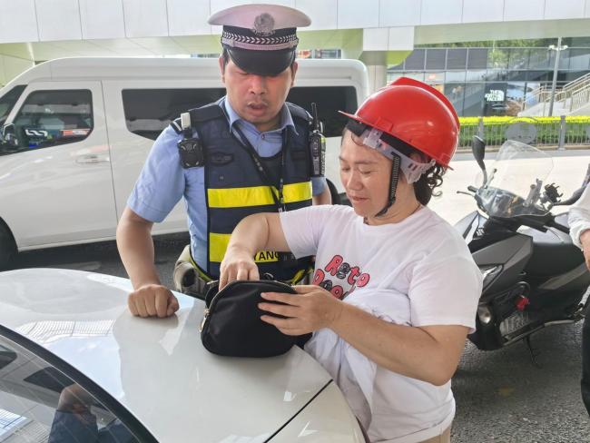 男子撿到挎包后交給民警歸還失主 拾金不昧暖人心