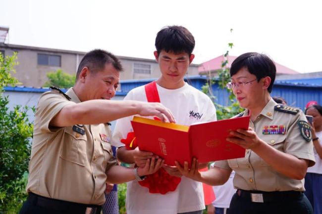 空軍預(yù)警學(xué)院湖北首封錄取通知書送達