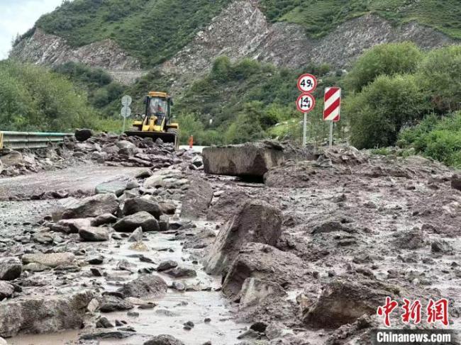 青海強降雨致多條道路中斷 搶修進行中