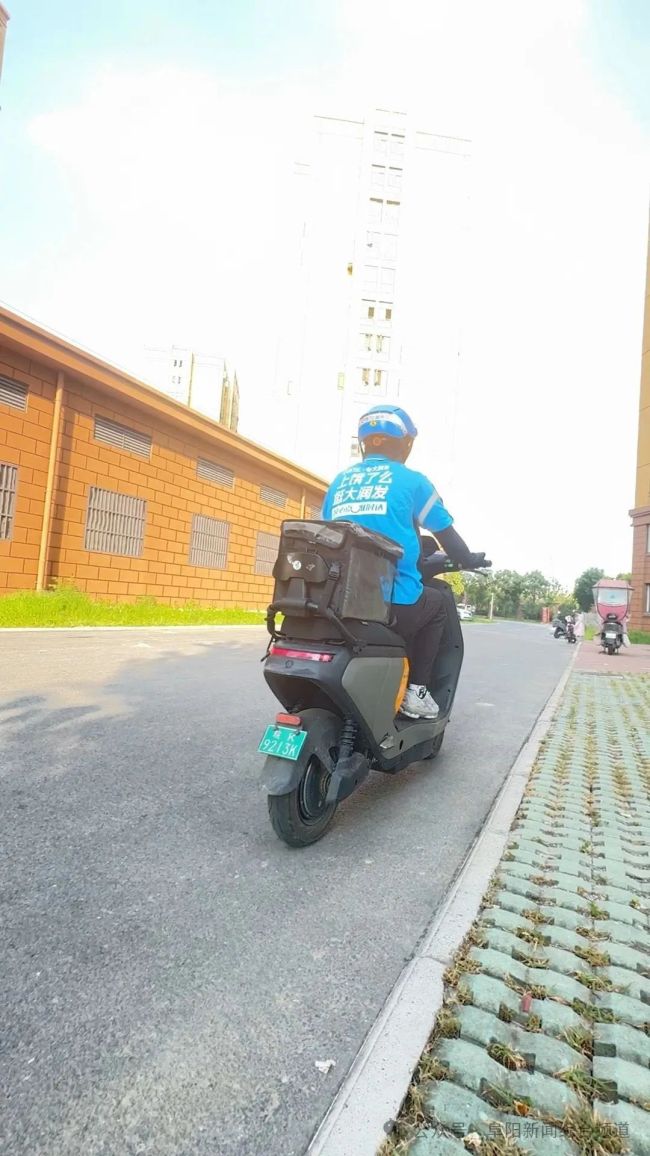 男生送外賣時(shí)得知被空軍航空大學(xué)錄取 夢(mèng)想成真