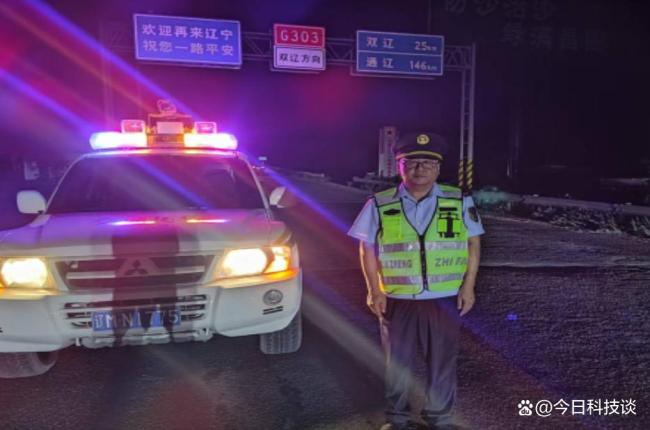 交警雨中徒手清理被堵下水道 熒光黃守護(hù)城市安全