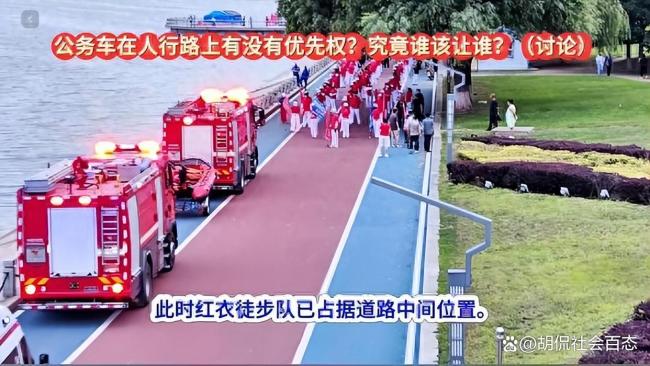 暴走團(tuán)逼停救護(hù)車(chē)網(wǎng)友吵翻 公共道路之爭(zhēng)引發(fā)熱議