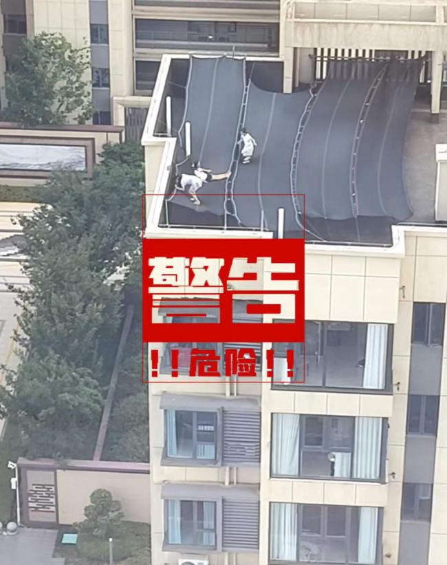 南昌三小孩爬到樓頂遮陽網(wǎng)上玩耍