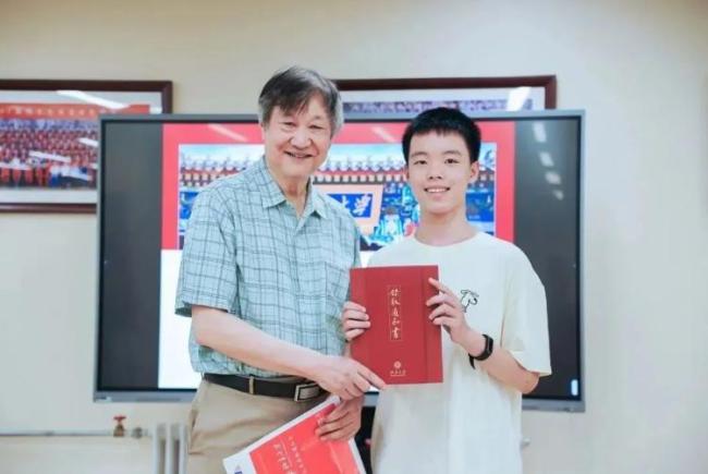 男孩考上軍校學(xué)校上門送錄取通知書 殲-16飛行員親送喜訊