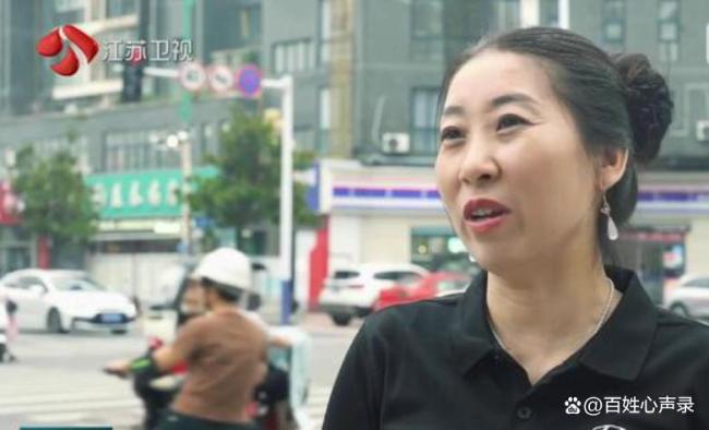 獨(dú)臂大哥一路小跑抬車救人 26雙手托起生命重量