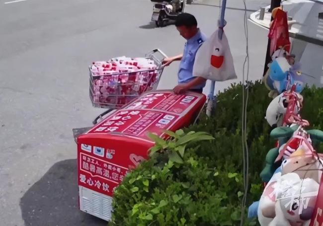 媒體評愛心冰箱被肆意“掃貨” 代駕男凌晨頻繁取水引發(fā)爭議