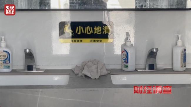 領(lǐng)導(dǎo)視察才開門的農(nóng)村公廁被曝光 建而不用引質(zhì)疑