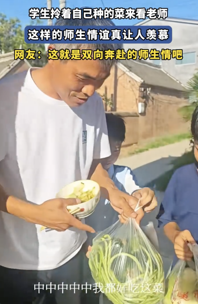 學(xué)生拎著自家的菜來看望校長 溫馨一幕感動師生