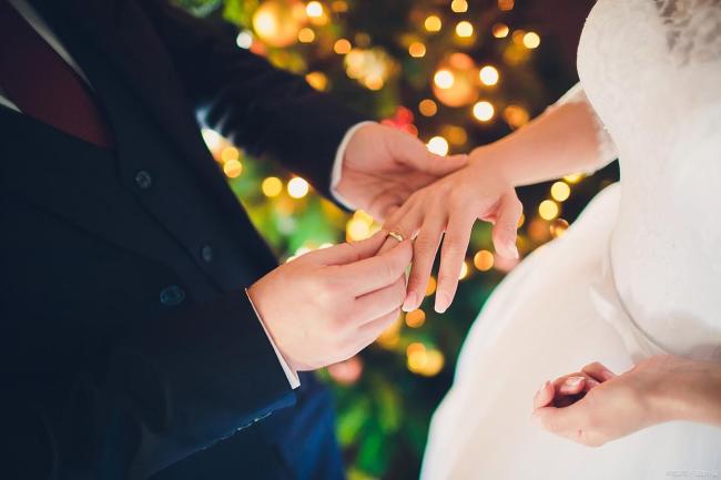 一桩婚事八个媒人分走8万彩礼 跨省接力婚介乱象