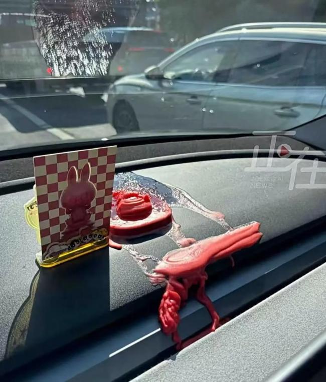 Labubu車內(nèi)融化慘變Lababa 夏日高溫下的“慘劇”
