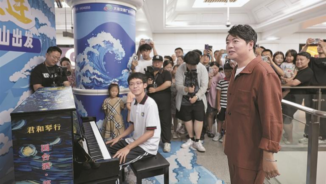 小孩哥地铁弹钢琴偶遇郎朗