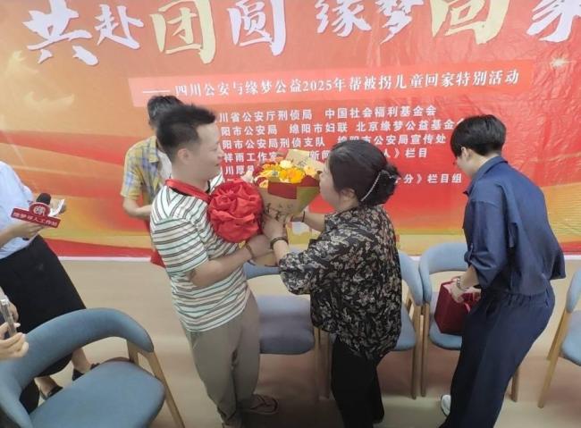 母子離散35年團(tuán)聚 媽媽哭到近乎昏厥 重逢瞬間淚如雨下