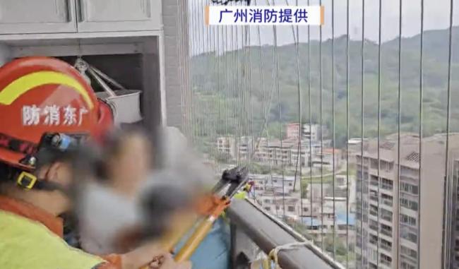 3歲男童懸空24樓陽(yáng)臺(tái)外 消防救援 危急時(shí)刻成功救助