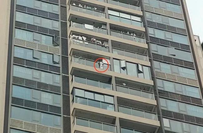 男童懸空24樓陽臺外消防救援