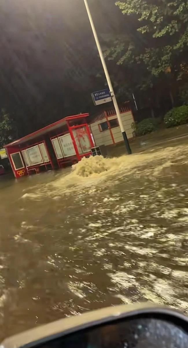 濰坊暴雨男子連救5車 越野愛好者挺身而出