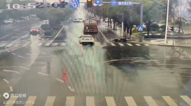 雨天路滑女子騎車不慎摔倒 暖心路人伸出援手