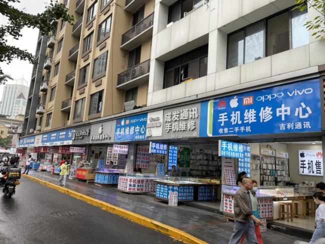 縣城手機(jī)店,，消失于街頭 行業(yè)轉(zhuǎn)型艱難求生