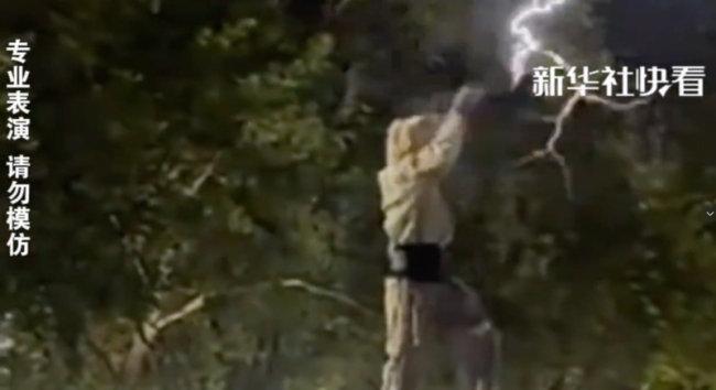 青岛街头现真人版“磁暴步兵” 转载引发热议