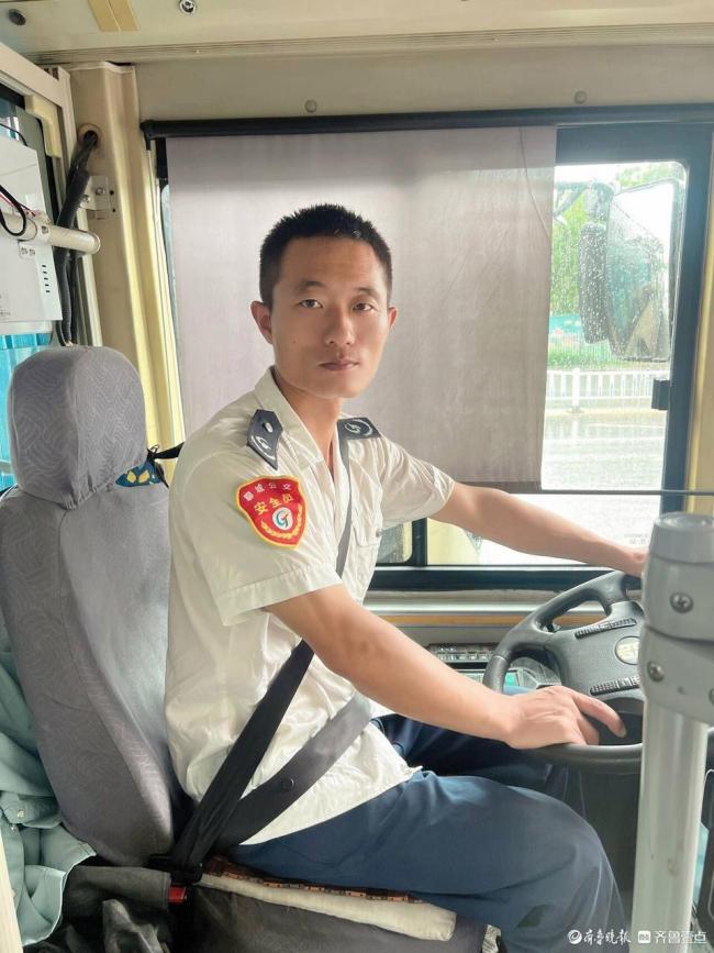 公交司機(jī)市民聯(lián)手救落水老人 危急時刻顯身手