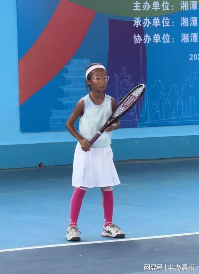 9歲網(wǎng)球少女曬成醬油色？其父回應(yīng) 正常訓(xùn)練所致無礙健康