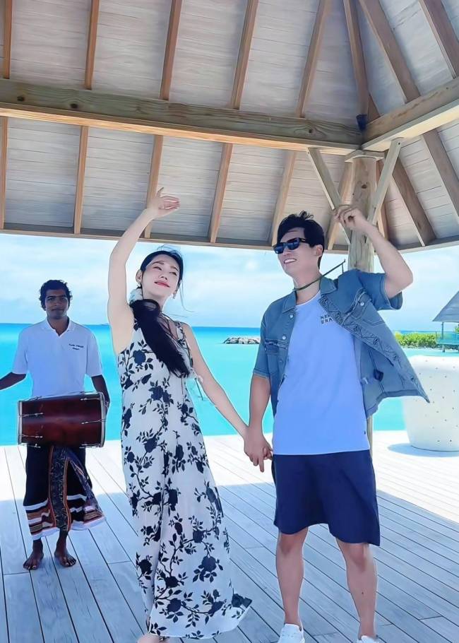 胡杏儿一家马尔代夫旅游 幸福瞬间溢出屏幕