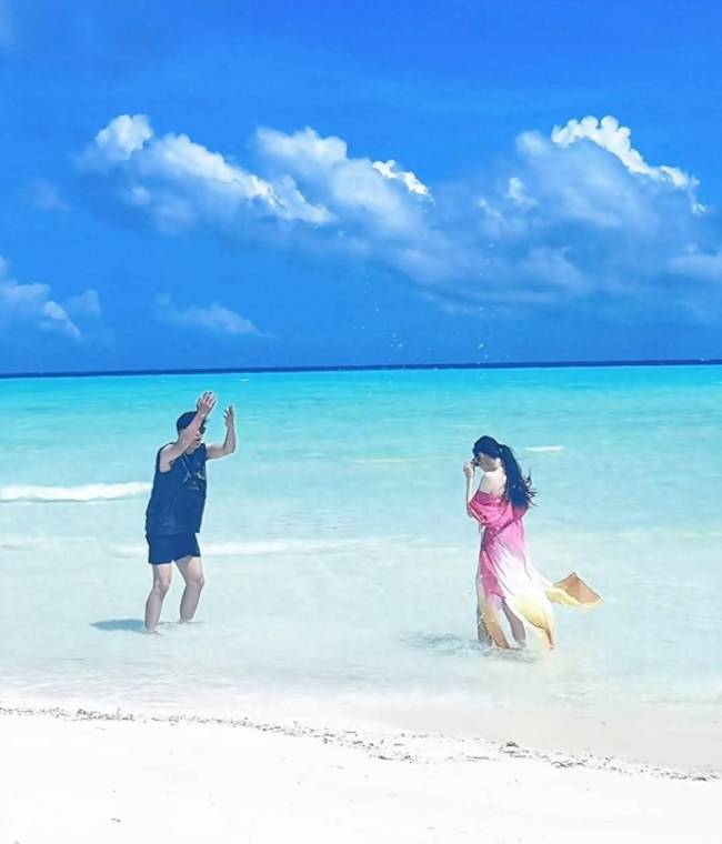 胡杏儿一家马尔代夫旅游