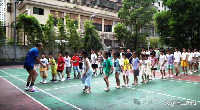 小区保安带领孩子们暑期晨跑 汗水与欢笑交织的成长天地