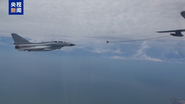 雲端穿針 新飛行員飛千米高空挑戰加油軟管