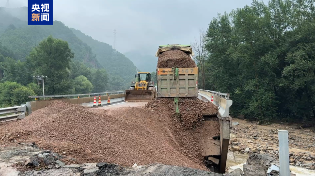 111国道北京怀柔段道路受损正全力抢修