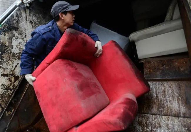 上海市民尴尬：扔旧的比买新的还难