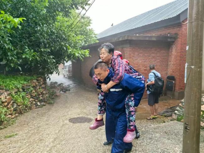 北京密云暴雨引发山洪 多车被冲走 防汛一级应急响应启动