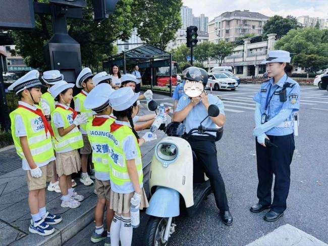 杭州“小交警”喊话劝导戴头盔 萌娃执法效果佳