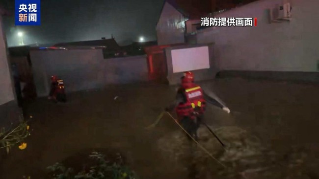 北京密云暴雨引發(fā)洪澇 車輛隨水漂移！