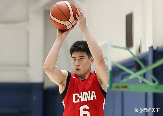 男篮大胜对手，前队长却非常尴尬！