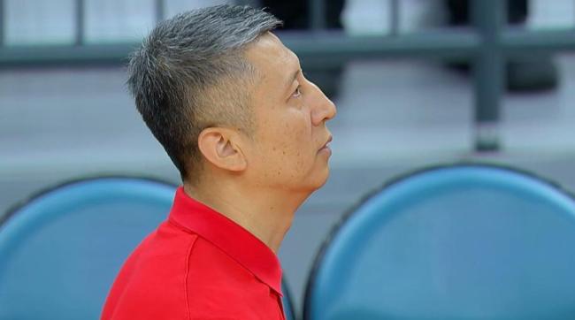 男篮大胜对手，前队长却非常尴尬！无效胜利引发质疑