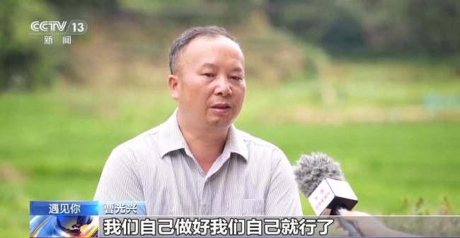 披荆斩棘12年 父亲化作双腿为瘫痪女儿走出求学路