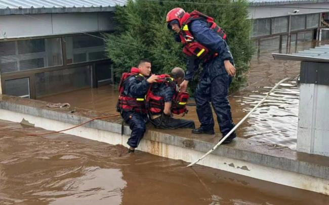 北京暴雨受灾现场画面曝光 新京报记者直击救援瞬间