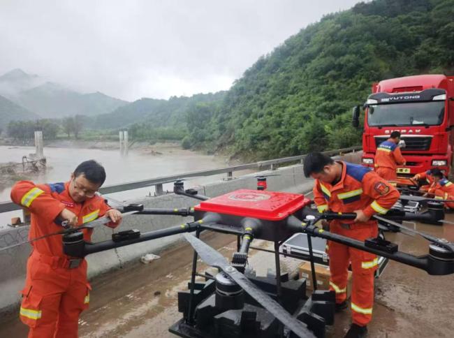 无人机向北京灾区空投面包火腿肠