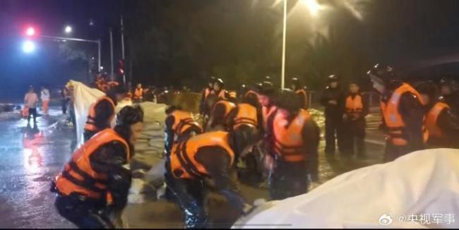 985名武警官兵驰援密云潮河加固堤坝 迎战强降雨