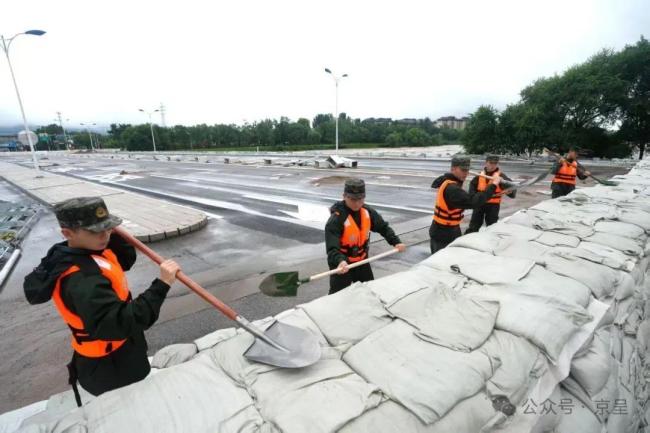 暴雨中泡白的千余双脚，守住了堤坝！