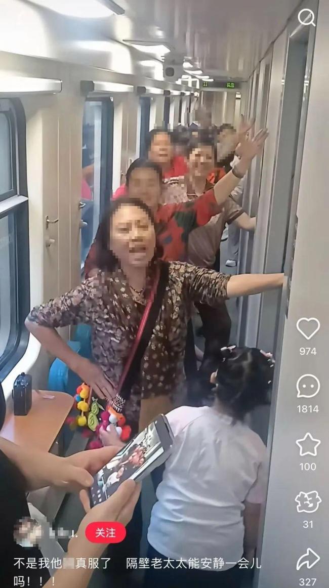 一群老东说念主火车走说念跳广场舞被吐槽 车厢喧闹引争议