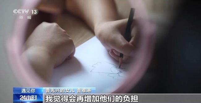 披荆斩棘12年 父亲化作双腿为瘫痪女儿走出求学路