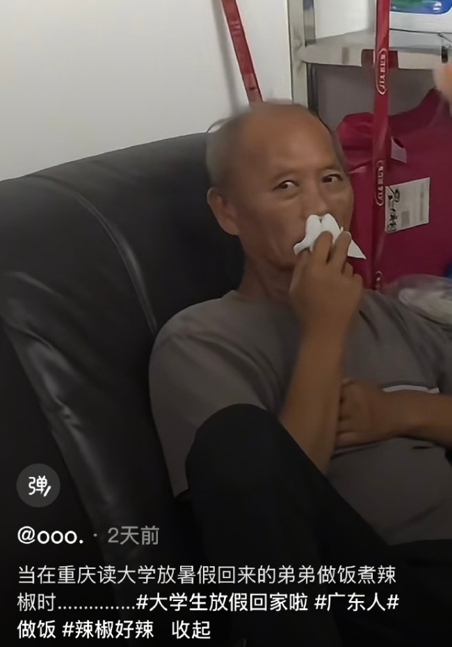 重庆读大学放假回来的弟弟做饭煮辣椒 爷爷：是时候该把孙子逐出族谱了