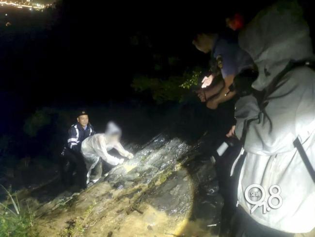 游客被困悬崖边 杭州警方帮脱险 暴雨夜紧急救援