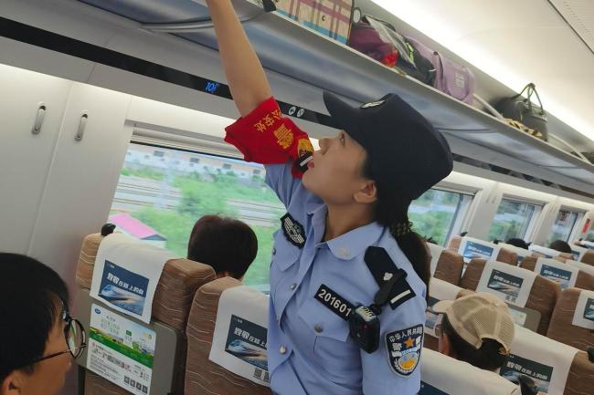 乘警给穿吊带女乘客发提示卡 温暖服务获网友点赞