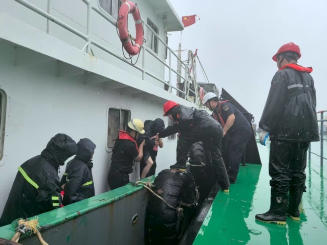 台风天上海崇明海事局转运危重病人 架起生命通道