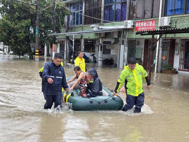 镇海汶溪村严重内涝 村干部涉水救援转移被困群众