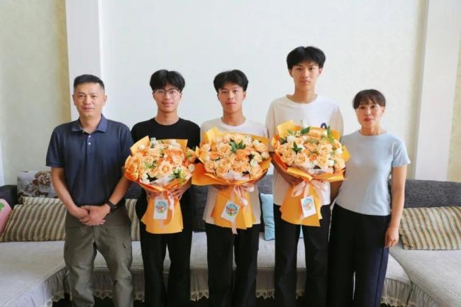 云南三胞胎手足皆上名校 花开三朵，各表一枝