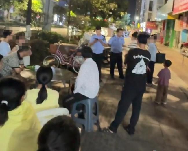 官方回应小孩卖冰棍遇霸王餐