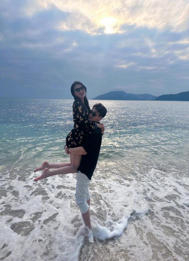张馨予庆结婚7周年 大方晒合影